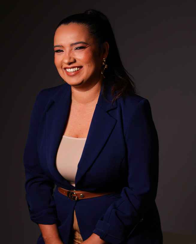 Delma Lopes em ambiente institucional