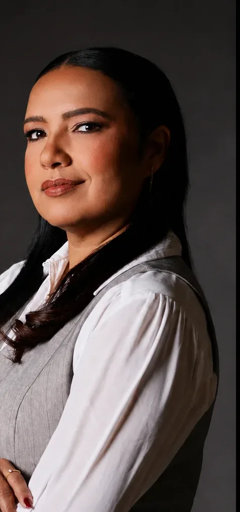 Delma Lopes, jornalista e mentora de comunicação com quase 30 anos de experiência em TV, rádio e palco